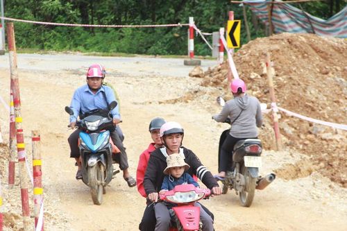 Cho phép ô tô dưới 7 chỗ lưu thông qua đường tạm trên Quốc lộ 16