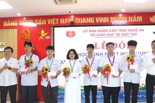 Nghệ An khen thưởng các học sinh đạt giải cao tại các Kỳ thi Olympic Quốc tế và khu vực