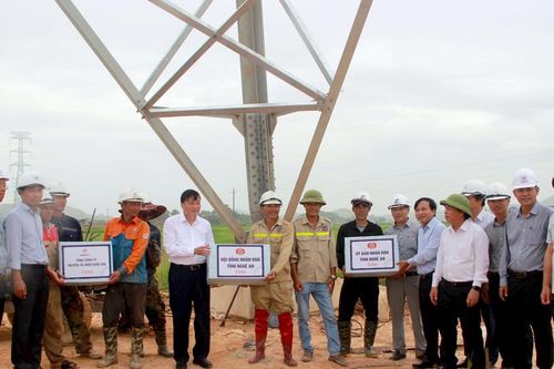 Phó Chủ tịch Thường trực UBND tỉnh kiểm tra dự án đường dây 500kV mạch 3