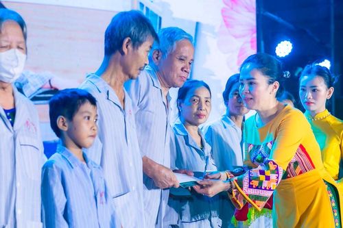 450 triệu đồng ủng hộ bệnh nhân nghèo tại chương trình nghệ thuật 'Hòa nhịp yêu thương - Nụ cười nhân ái'