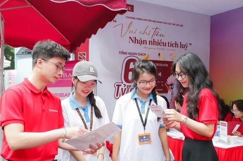Agribank dành 2,6 tỷ đồng tặng tân sinh viên năm học 2024