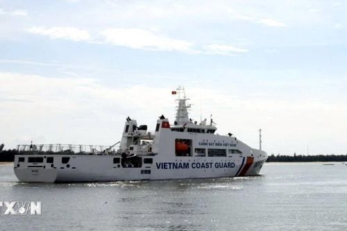 Tàu CSB 8002 chia sẻ kinh nghiệm với Lực lượng Bảo vệ bờ biển Philippines