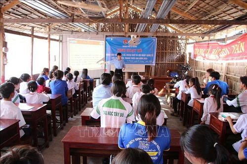 Mở nhiều lớp dạy tiếng Anh miễn phí cho trẻ em dân tộc thiểu số