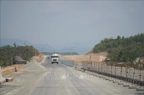 Người dân tự ý đi vào cao tốc Nha Trang - Vân Phong đang thi công