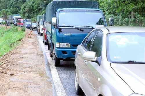 Tắc đường kéo dài do sạt lở đất, đá tại Bắc Kạn
