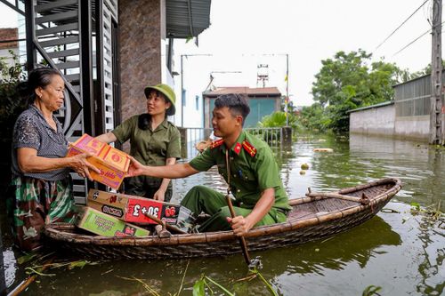 Công an TP Hà Nội hỗ trợ người dân vùng ngập lụt