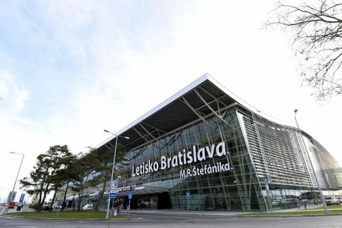 Sơ tán hành khách tại sân bay của Slovakia do bị đe dọa đánh bom