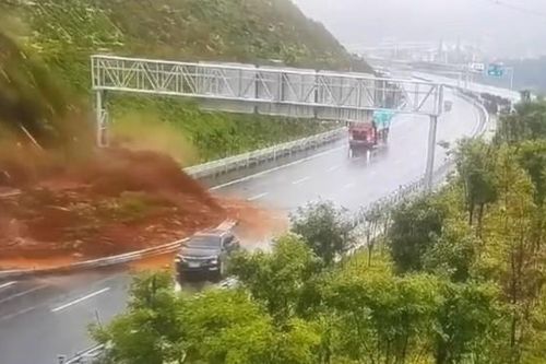 Lở đất đổ xuống đường cao tốc, tài xế ô tô thoát nạn trong gang tấc