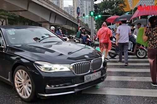 Ám ảnh đi bộ sang đường ở Hà Nội
