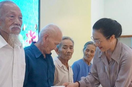 Công đoàn Y tế Việt Nam tri ân mẹ Việt Nam anh hùng, gia đình liệt sĩ, thương bệnh binh tại Bình Định