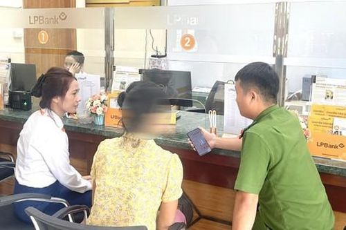 Suýt mất tiền vì món quà gần 1 tỉ đồng của 'người yêu trên mạng' tặng