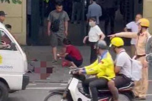 Hà Nội: Bắt giữ gã đàn ông vô cớ chém người đi đường