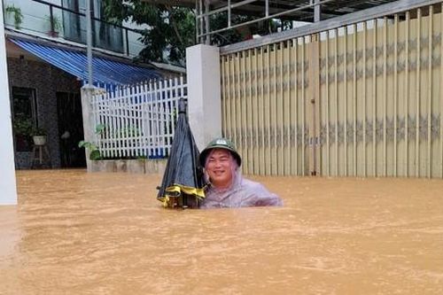 Lạng Sơn: Mưa lớn kéo dài, đường phố biến thành sông, sạt lở xảy ra tại nhiều nơi
