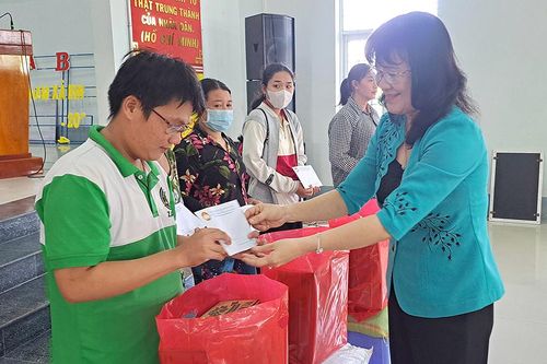 350 phần quà trao tặng các hộ dân huyện Châu Phú