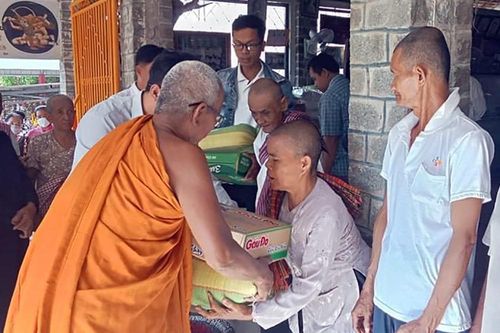 Trao 439 phần quà cho bà con Khmer, người khuyết tật xã Núi Tô