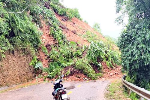 Khoảng 7.000m3 đất vùi lấp mặt đường, gây ách tắc giao thông trên quốc lộ 6