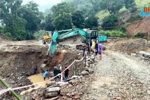 Khắc phục hậu quả, đảm bảo giao thông mùa mưa bão