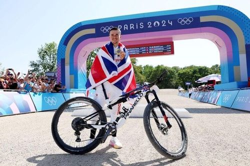 Xe đạp thủng lốp, cua-rơ Anh vẫn giành Huy chương Vàng Olympic
