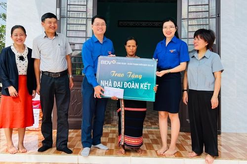 Công đoàn-Đoàn Thanh niên BIDV Gia Lai bàn giao nhà Đại đoàn kết cho hộ nghèo ở xã Ia Kênh