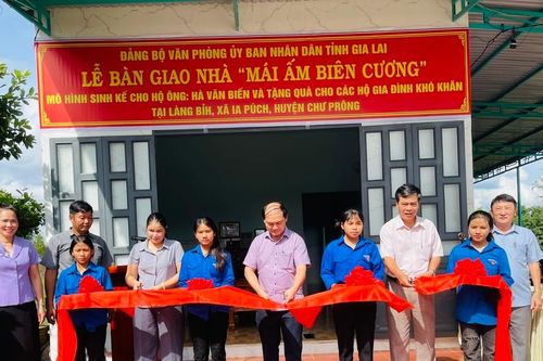 Bàn giao nhà 'Mái ấm biên cương' và mô hình sinh kế cho hộ cận nghèo