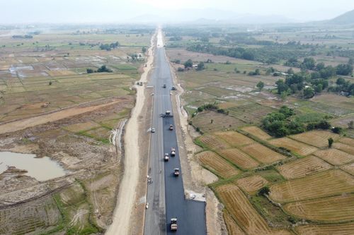 Người dân tự ý đi vào Dự án Cao tốc đường bộ Vân Phong - Nha Trang đang thi công