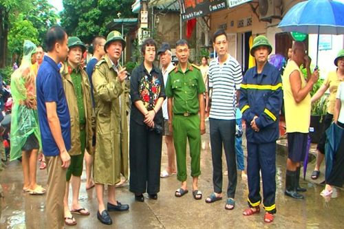 Công an Lạng Sơn sát cánh, giúp người dân trong mưa lũ