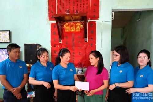 Trung tâm Y tế Cao Lộc Trao kinh phí hỗ trợ người lao động bị ảnh hưởng bởi mưa lớn kéo dài