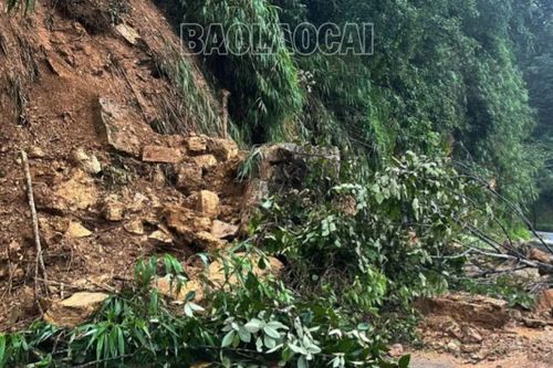 Quốc lộ 4 (Pha Long - Mường Khương) sạt lở, nguy cơ gây chia cắt giao thông