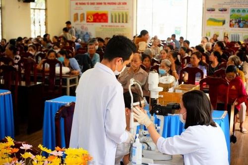 Bảo Lộc: Khám mắt miễn phí cho người dân có hoàn cảnh khó khăn