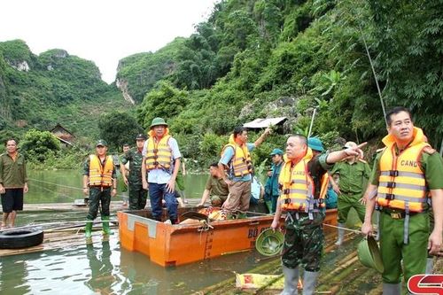 Đồng chí Phó Chủ tịch UBND tỉnh kiểm tra tình hình ngập úng tại bản Phiêng Nghè