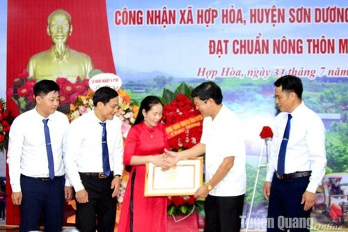 Hợp Hòa đón nhận Quyết định đạt chuẩn nông thôn mới