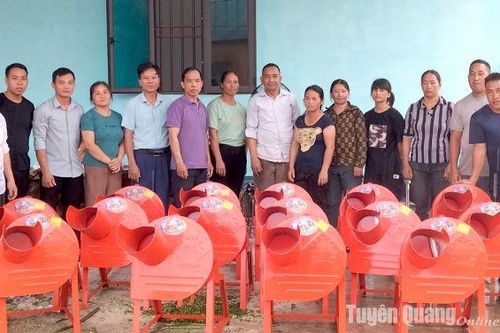 Trao 15 máy băm cỏ cho hộ dân tộc Mông thôn Tân An