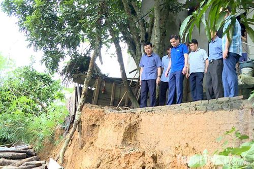Đồng chí Phó Chủ tịch UBND tỉnh Nguyễn Thế Giang kiểm tra tình hình mưa lũ tại Chiêm Hóa