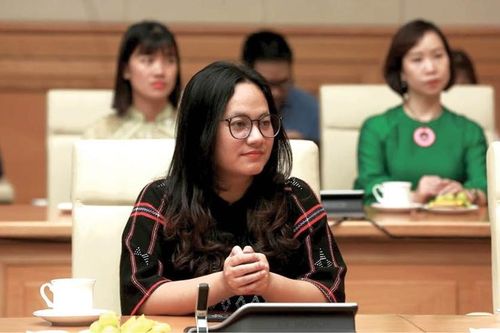 Cùng cô giáo Pa Cô vận động học sinh đến lớp