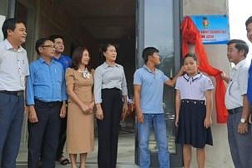 Bàn giao 'Ngôi nhà khăn quàng đỏ' và trao 100 thùng sữa cho thiếu nhi