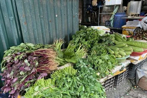 Hà Nội: Ảnh hưởng mưa lớn, rau xanh tăng giá