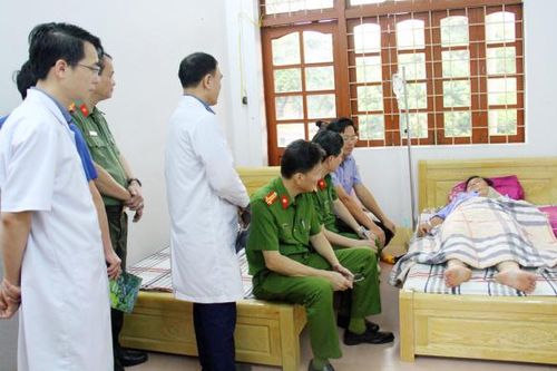 Thăm hỏi động viên cán bộ chiến sĩ bị thương khi đang làm nhiệm vụ