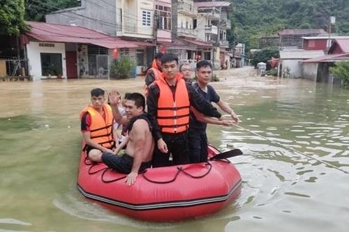Công an Lạng Sơn tích cực giúp người dân trong mưa lũ
