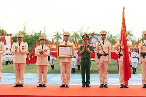 Trung đoàn Cảnh sát cơ động Trung Bộ đón nhận Huân chương Chiến công hạng Ba