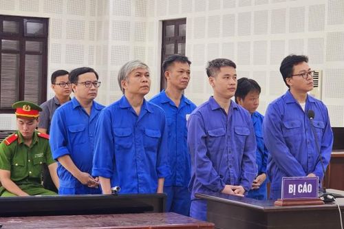 Nguyên chủ tịch UBND quận Cẩm Lệ cùng đồng phạm lĩnh án về tội đưa nhận hối lộ, tham ô tài sản