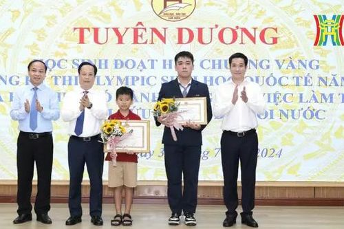 Tuyên dương học sinh có thành tích xuất sắc, hành động đẹp