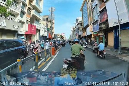 Người đàn ông chạy xe máy ngược chiều, còn dựng xe trước đầu ôtô gần chục phút