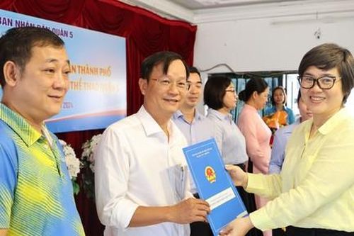 Trao quyết định thành lập Trung tâm Văn hóa – Thể thao Quận 5