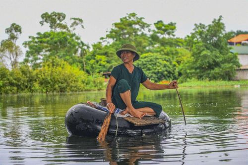 'Rốn lũ' Hà Nội: Người chèo thuyền tìm vịt lạc, người xót xa nhìn gà chết cả đàn