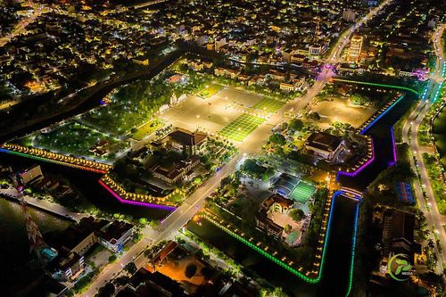 Đồng Hới rực rỡ trong sáng sớm Quang Binh International Marathon
