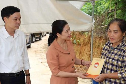 Hỗ trợ các gia đình ở Quốc Oai bị ảnh hưởng mưa lũ