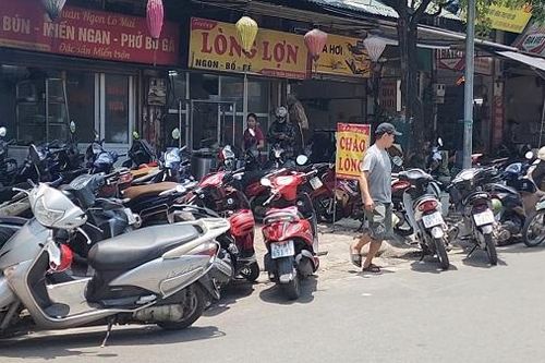 'Cuộc chiến' giành vỉa hè chưa có hồi kết