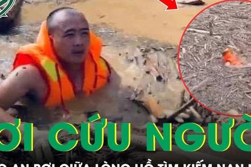 Công an Điện Biên bơi giữa lòng hồ đầy củi, rác tìm kiếm nạn nhân mất tích do bị lũ cuốn trôi