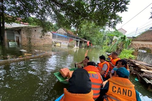 Cảnh sát phòng cháy và cứu nạn, cứu hộ Công an Hà Nội hỗ trợ nhân dân vùng ngập lụt khắc phục hậu quả do mưa lũ