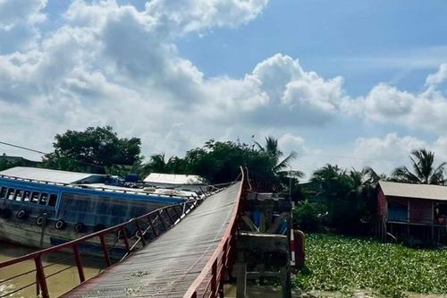 Long An: Ghe tải trọng gần 40 tấn tông lệch cầu thép